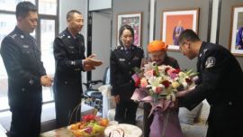 四子王边境管理大队民警与“草原母亲”都贵玛共度母亲节