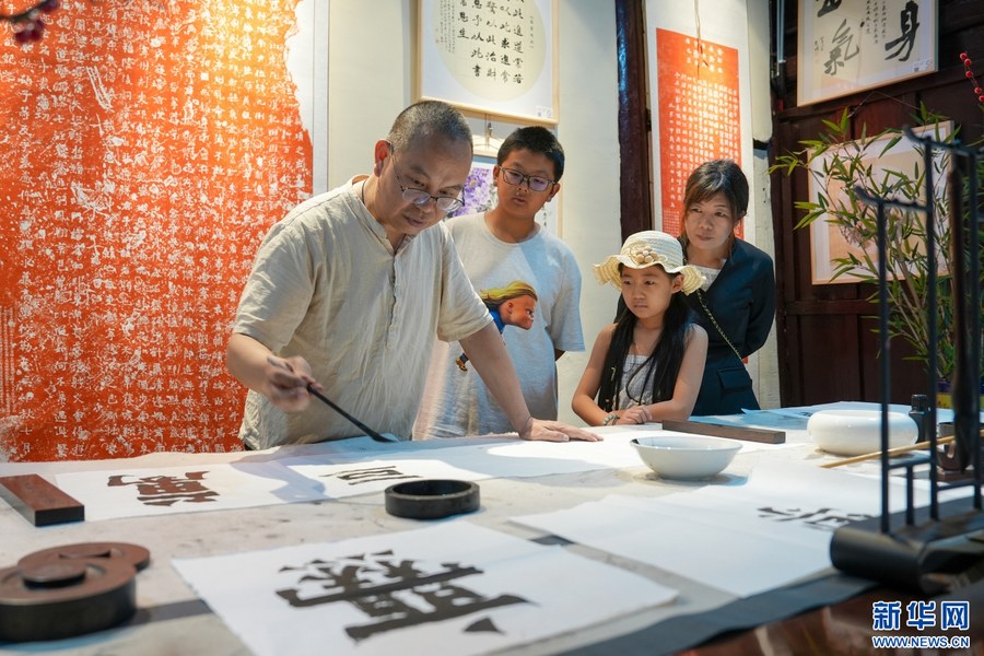 组图|漫步云南夏日 邂逅缤纷假期