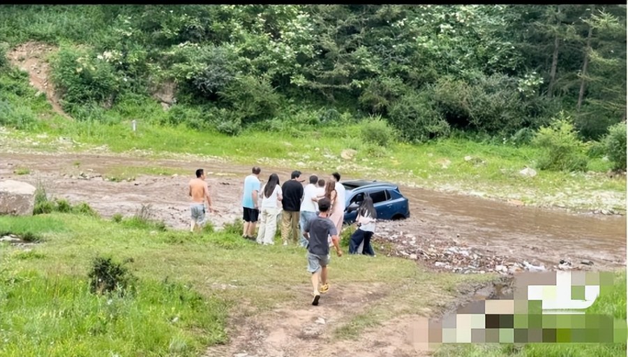 渭源山洪亲历者讲述：车辆陷入湍流 合力救出一家三口